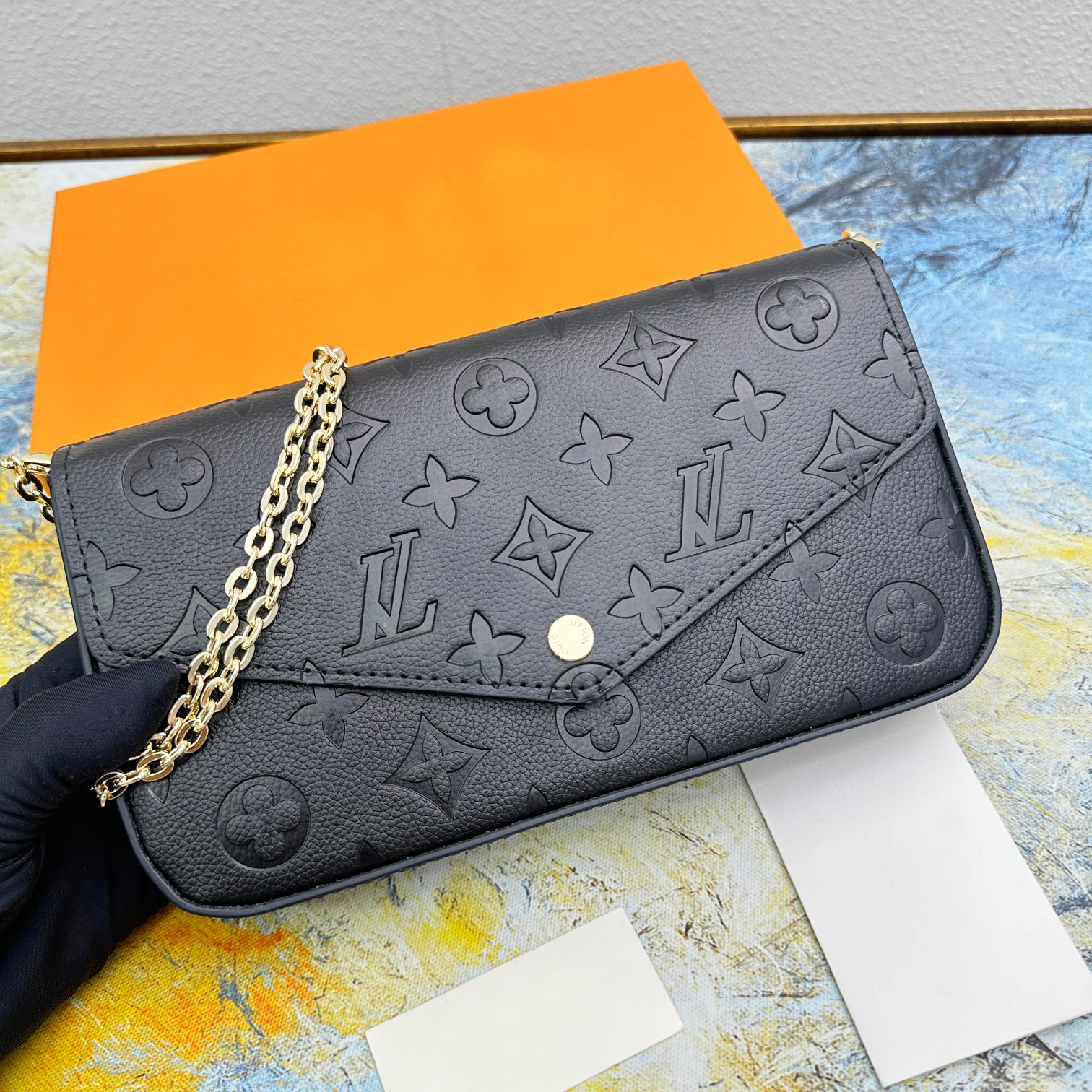 Sac de créateur Sac à bandoulière avec chaîne d'enveloppe en relief noir pour femme Ensemble 3 en 1 Bouton-pression Sangle dorée détachable Titul