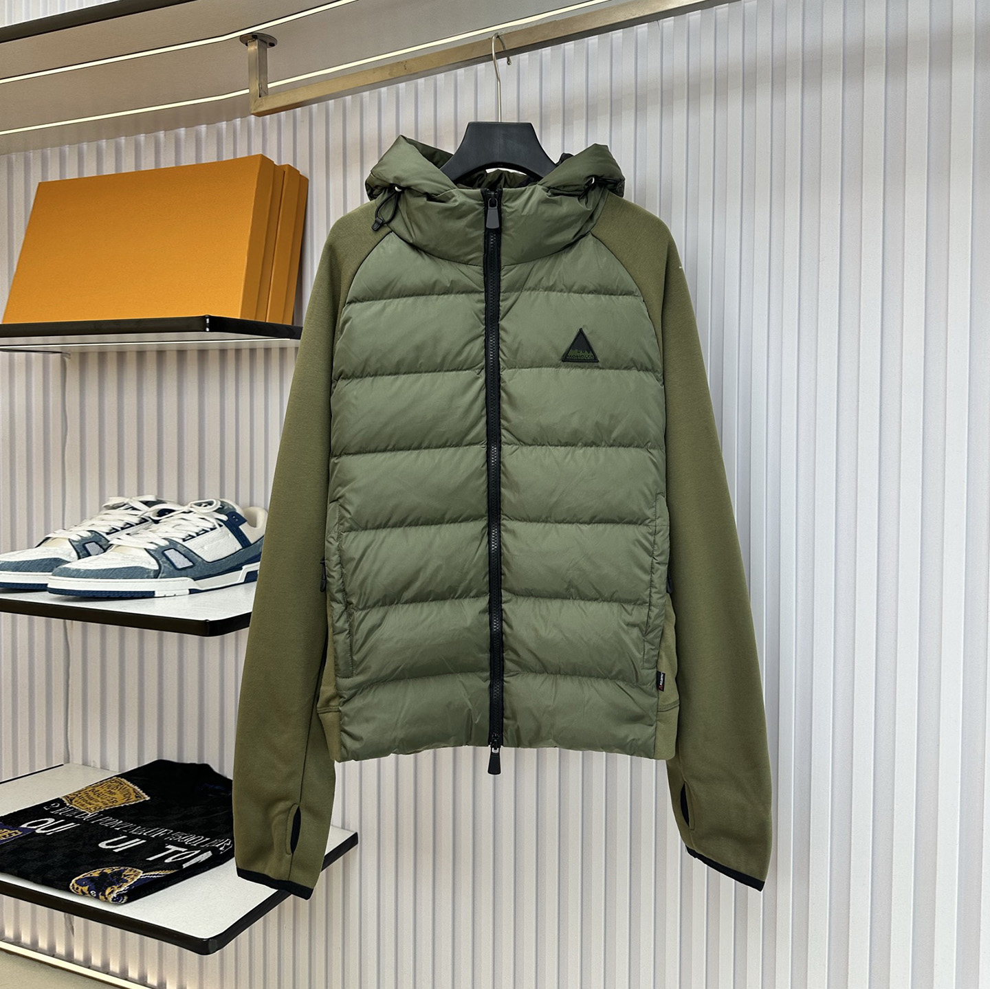 Designer brand high-quality men's outerwear with triangular logo hooded jacket, blended knitted sleeves, quilted down jacket, winter warm outdo