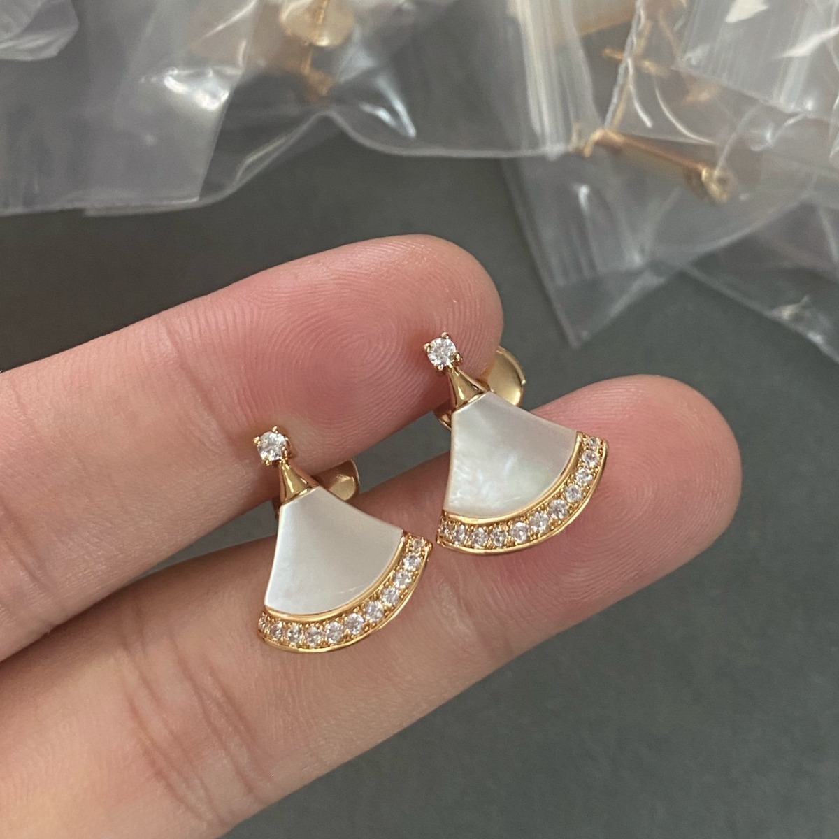 Bulgar Earings Designer Bvlgarilys Boucle d'oreille pour femme Boucle d'oreille en diamant avec nacre naturelle et vert paon CNC serti à la main