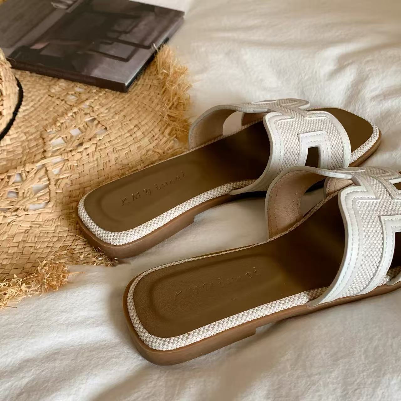 Absolutely gorgeous~ Women's summer flat sandals in French style with a retro design, versatile for designer luxury the beach
