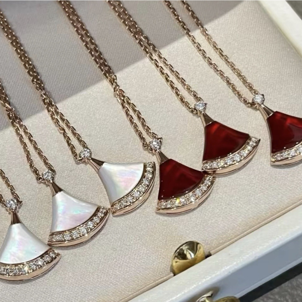 Bulgar Pendentif Colliers Bijoux Designer bvlgarilysCollier pour femme homme Bijoux avec nacre blanche et agate rouge luxueuse chaîne de clavicul