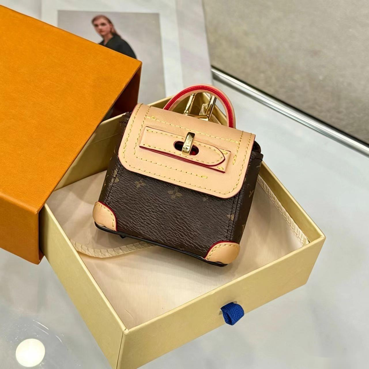 Women's handbag, convenient for outings and gifting, simple and stylish small accessory, ideal for shopping and daily use, with a detachable ke