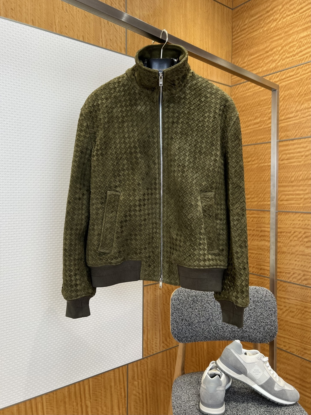 Ribbed cuffs and hem, classic woven stand up top layer, suede sheepskin, light luxury men's leather jacket