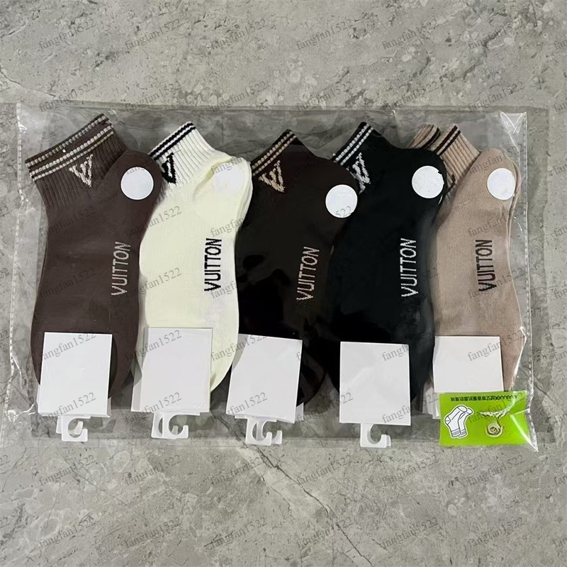 Designer Men's and women's sports socks designed by designers. Knitted letter pattern cotton breathable socks. Comfortable ankle-length so