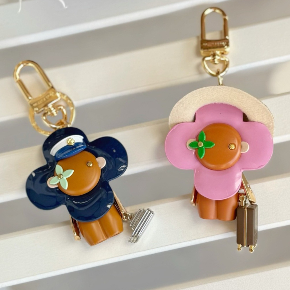 Bag Charms Designer Chain Sunflower Designer Keychain Luxury Charm Keychains for Women Leather Letters Lanyards Bag Charms Pendant Key Chains Gift