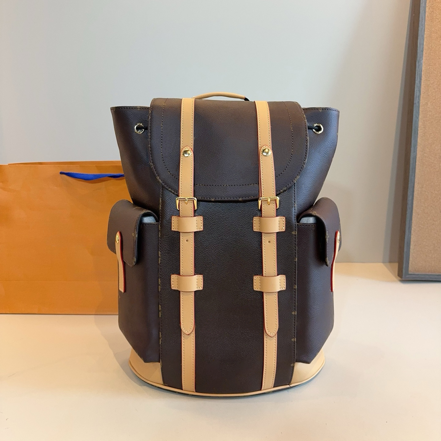 Luxy Designer Sac à dos pour homme Grande capacité Sac à dos de voyage Mode Cordon de serrage Rabat Top Double poches latérales Sac à dos décontr