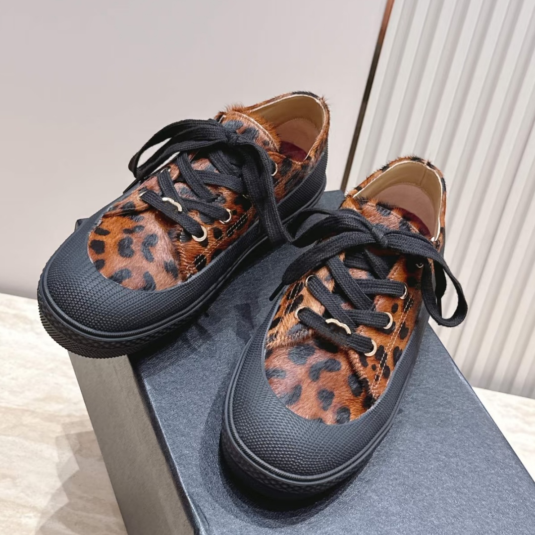 26A Leopard print Leather Designer Casual shoes Woman sneakers Luxurys Retro suede Black white stripe Lace up flat shoes Loafers outdoors Sports tra