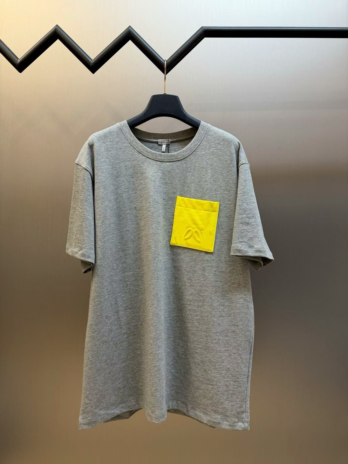 2026 Camiseta de otoño Diseñador Camiseta holgada con cuello redondo Camiseta de algodón pesado Color Bolsillo en contraste Logotipo en relieve Cami