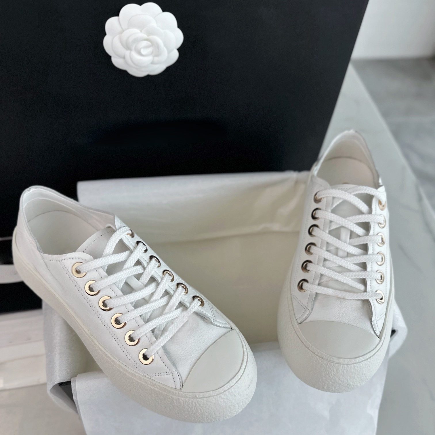 Women White Big Toe Cap Low Top Sneakers Wrinkle Leather Lace Up Casual Shoes, Thick Platform Sole Minimalist White Trainers for Daily Street Wear