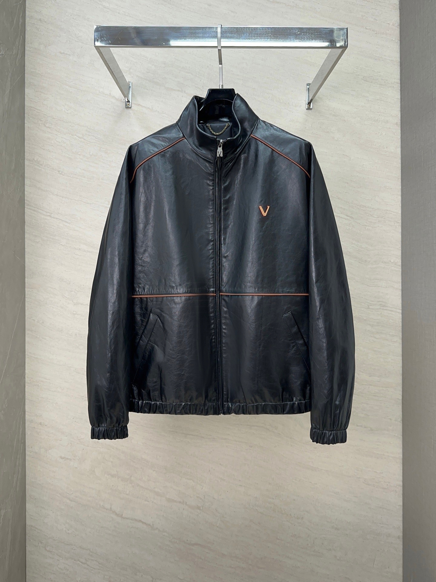 2026 winter Top Designer Luxury Men Black Leather Pilot Jacket Stand Collar Zipper Coat Brown Piping Relaxed Fit Vintage Leather Outerwear