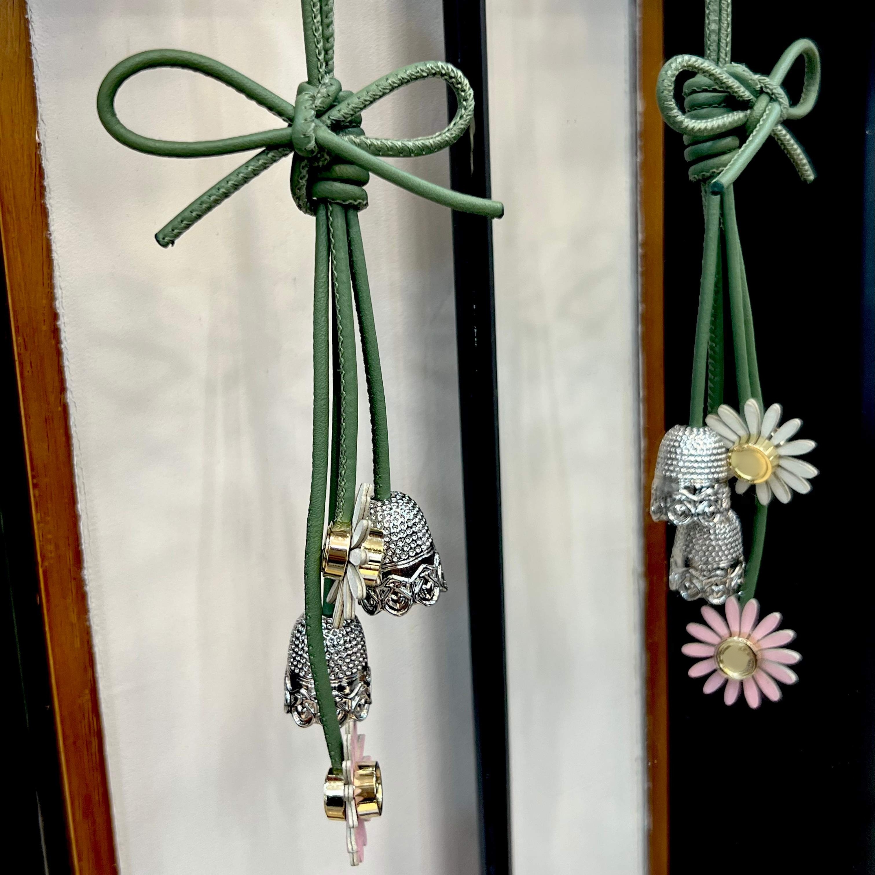 Designer Garden Series Bag Hanging Flower Leather Ladybug Pendant Daisy Keychain For Handbag Purse Women Fashion Bag Accessories Cute Flower Bag Acc