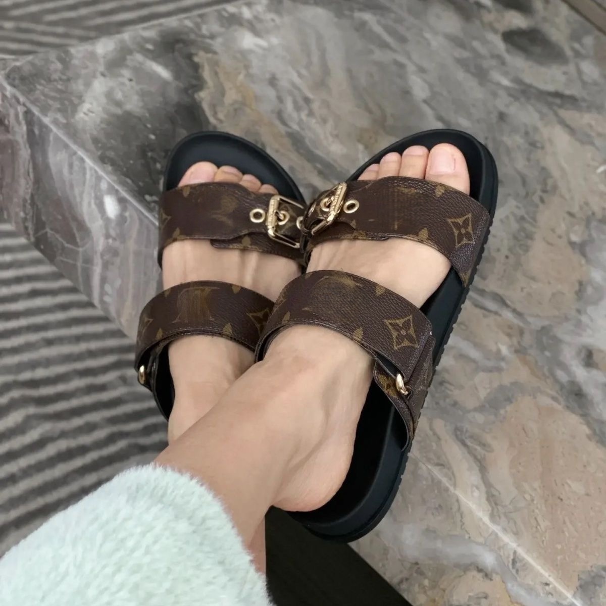 2027 Designer sandals women slides slippers casual platform gold buckle sandals luxury mules shoes summer beach sliders genuine leather ladies flat