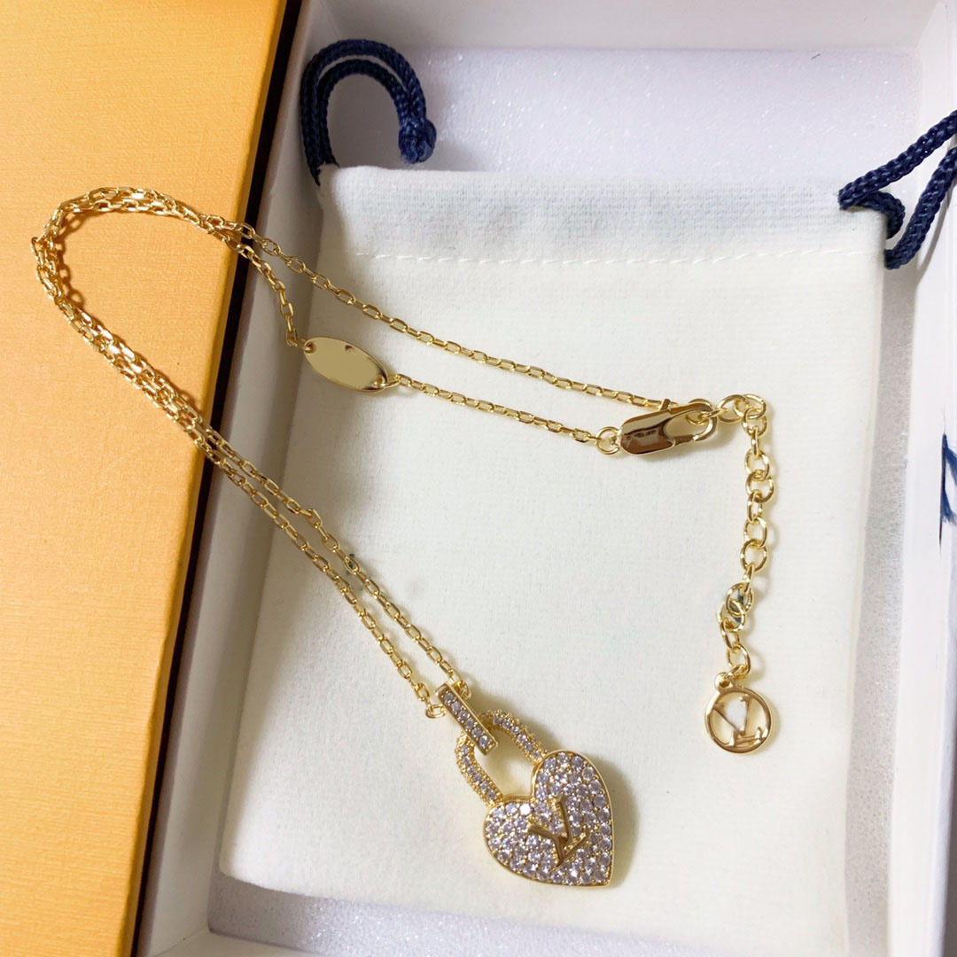 Letter Full Diamond necklace women designer necklace Gold plated 18K Pendant Necklaces Love flower Stainless Jewelry Luxury Gift