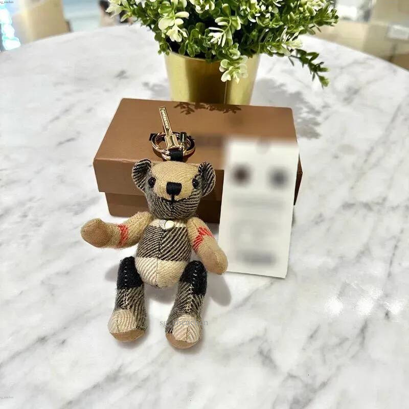 Thomas Teddy Bear Charm Designer Chaînes Femmes Hommes Porte-clés Mode Mignon Dessin Animé Chaîne Pendentif De Voiture Sac À Dos Sac Accessoires