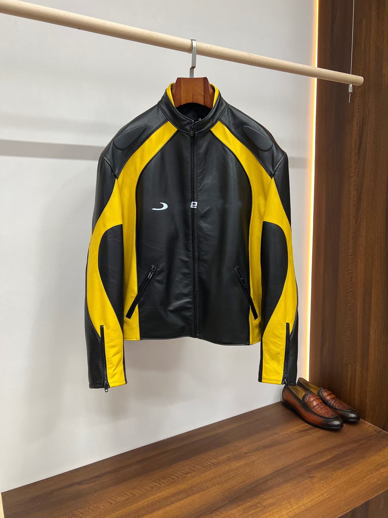 2026 Winter Mens Top Designer Men Racing Leather Jacket Black Yellow Color Block Stand Collar Biker Coat Luxury Streetwear Short Moto Jacket For Sta