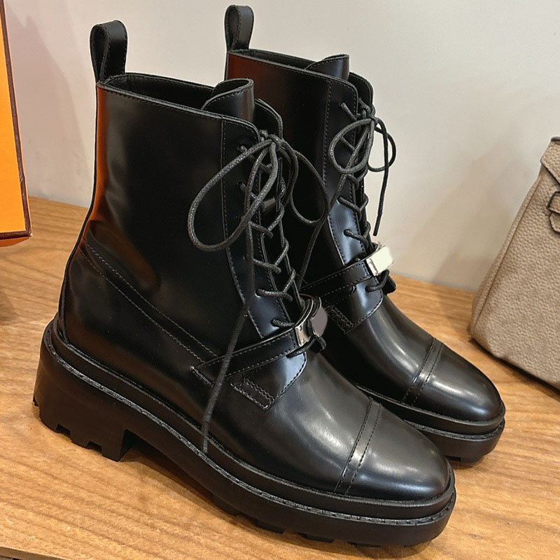 Classic Ankle Boots Designer Womens Retro New Motorcycle Boots 2026 Equestrian World Exquisite Cowhide Upper Increased Comfort Daily Commuter Strap