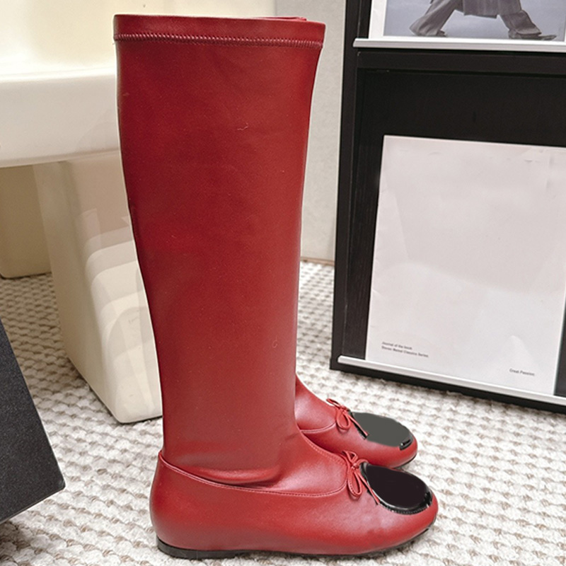 Top Diseñador de lujo para mujer Cabeza redonda Botas altas elásticas Vino clásico Rojo Becerro Cuero Bowknot Decoración Zapatos Botas elásticas sup