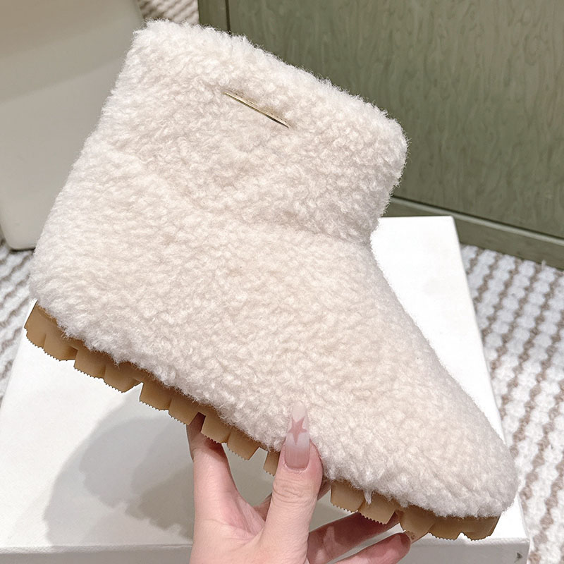 Shearling Boots Designer Womens Beige Plush Snow Boots With Metal Trim Round Headed Serrated Rubber Sole Winter Warmth Simple Cotton Boots Counter Q