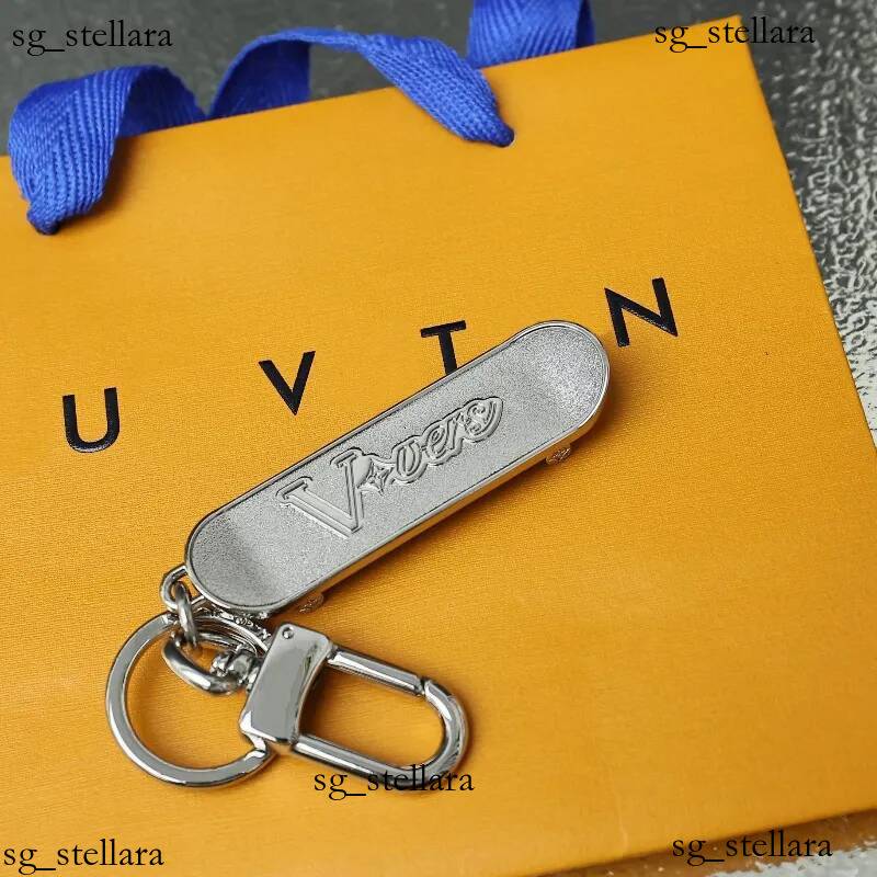 Porte-clés de skateboard plaqué argent à la mode, pendentif de créateur exquis, cadeau Unique adapté à plusieurs scènes quotidiennes, assorti à c