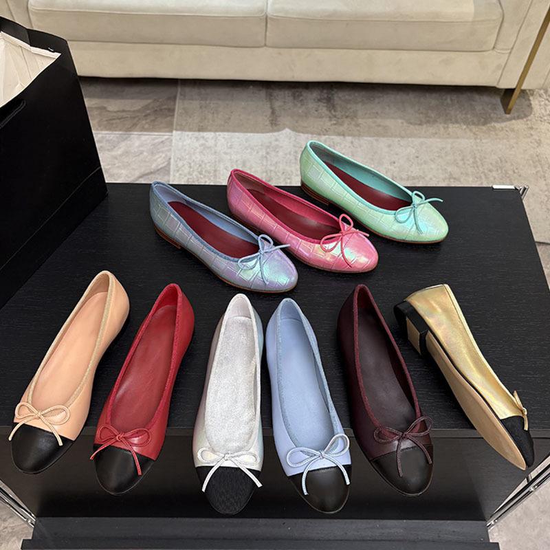 26K Designer de luxe Ballerines Rose Matelassé Croc Embossed Ballerine Chaussure Femmes Robe Chaussures Bow Sandales Mocassins Bureau Travail Pom
