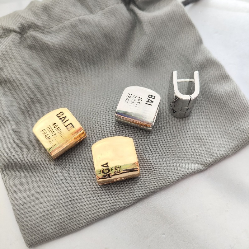 Boucles d'oreilles à tige minimalistes unisexes plaquées or et argent, boucles d'oreilles créoles Huggie de luxe de styliste avec lettres gravées
