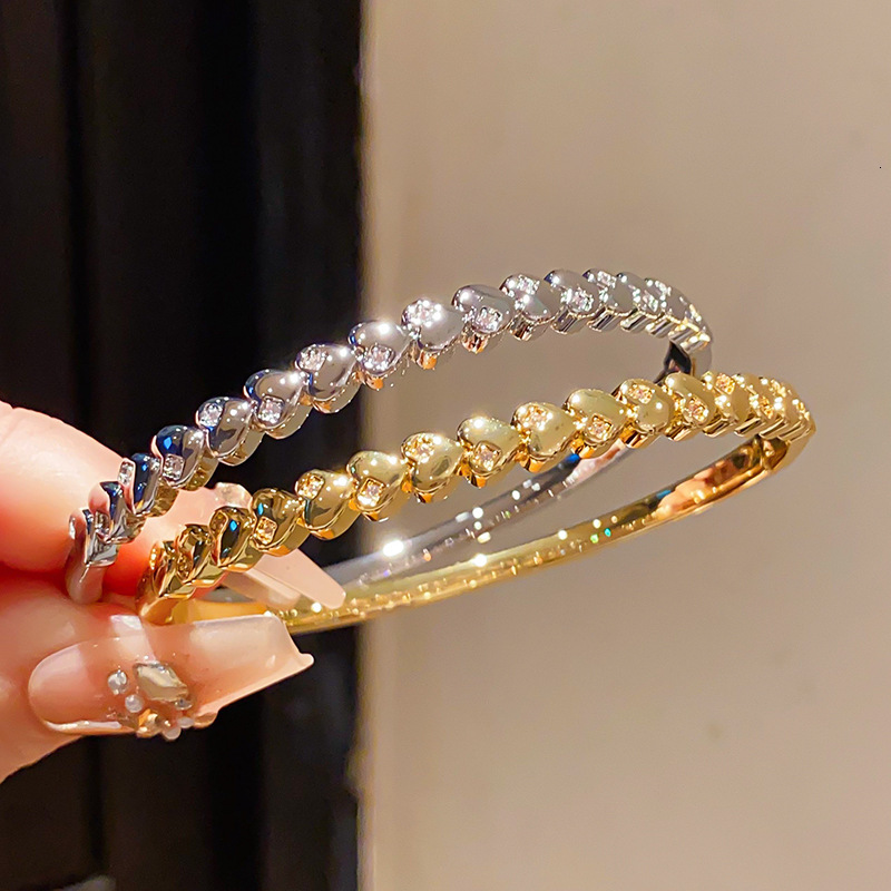 Bracelet à fermoir en forme de cœur en plaqué or véritable 18 carats, léger et luxueux, en zircone cubique, exquis à la mode, avec un design uniq