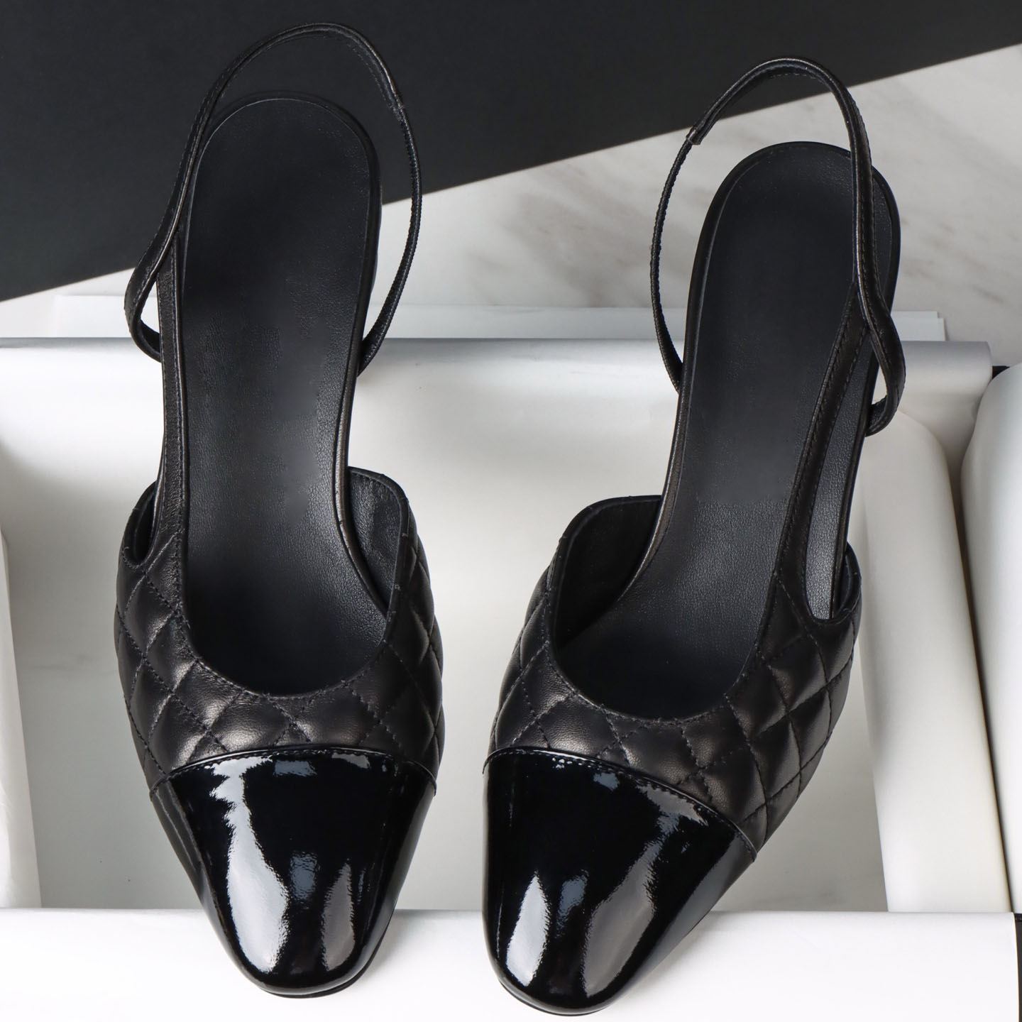 Décolleté con cinturino alla caviglia da donna con punta quadrata Tomaia in pelle trapuntata a diamante Puntale in vernice nera Scarpe formali con t