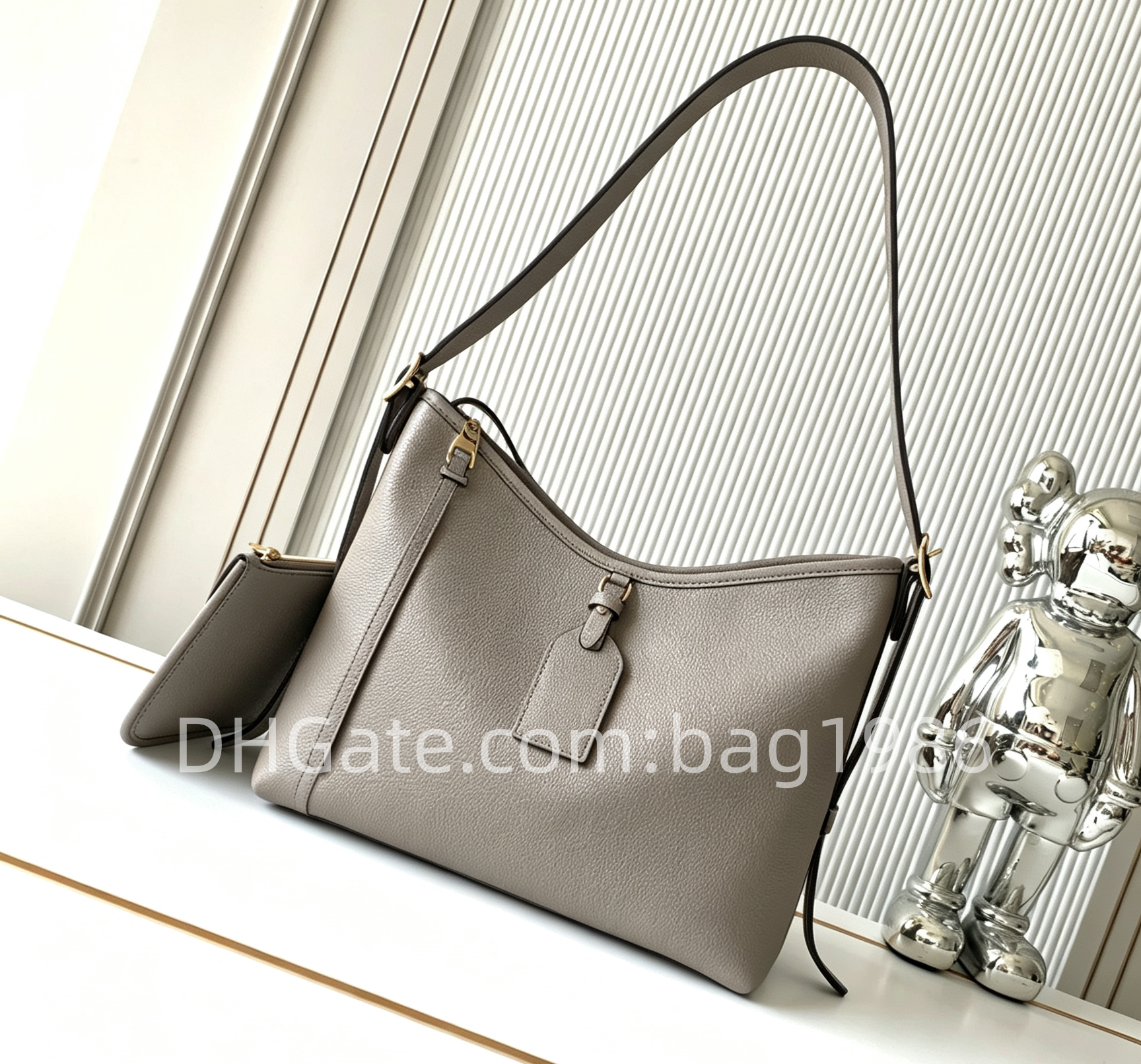 2026 luxury bag designer bag oversized fashion bag top-quality all inclusive bag both inside and outside made of cowhide shoulder bag handbag M46288