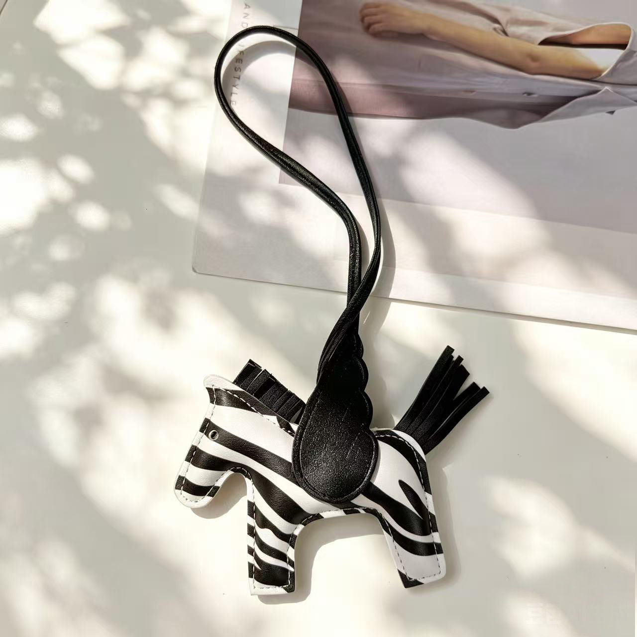 Breloque poney en cuir gaufré tendance, accessoire de porte-clés Portable de dessin animé mignon pour étuis de téléphone et sacs