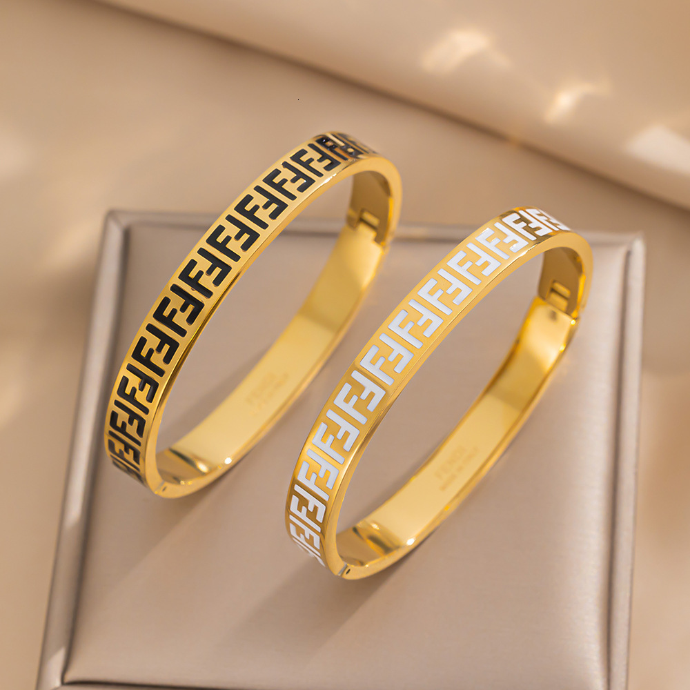 Bracelet en laiton rétro classique de luxe léger pour femmes