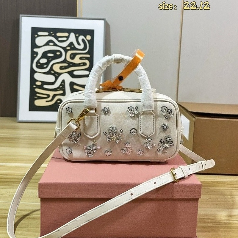 Nouvelle trousse de maquillage bowling de haute qualité et à la mode, sac à main design de décoration de grappe de fleurs à motif crocodile pour
