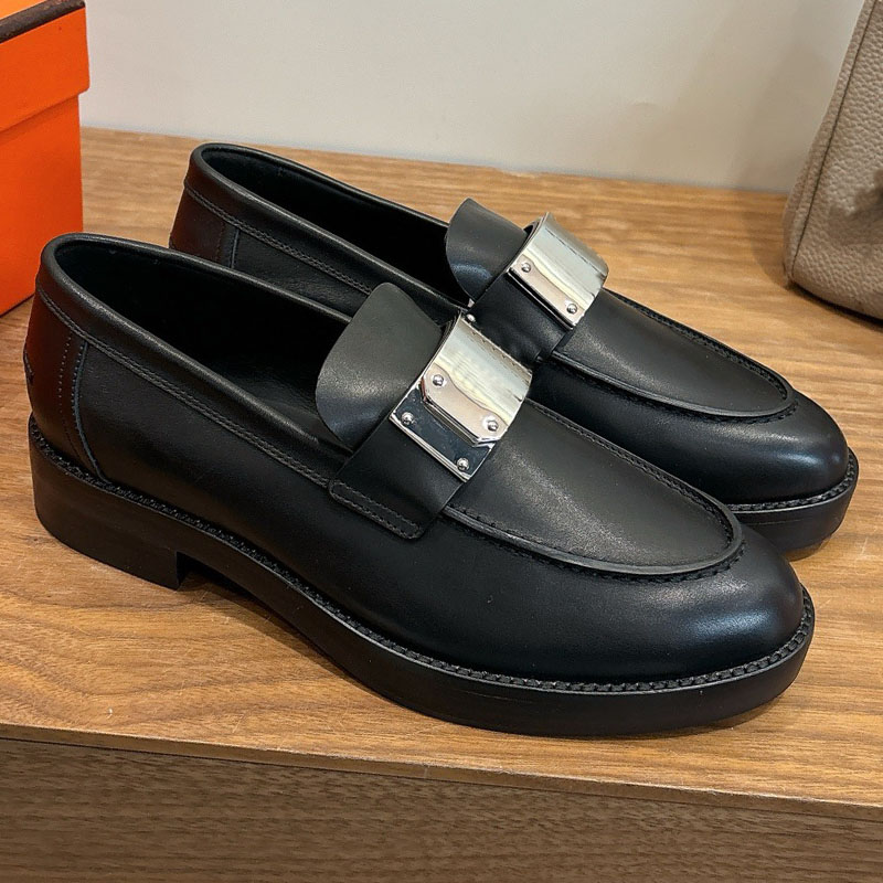 Womens Hot Loafer Classic Designer Loafer Natura Calfskin Bold Modern Look Metal Patch Comfortable Breathable Simple Fashion Business Shoes Counter