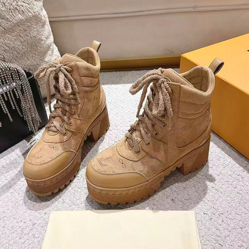 Laureate Platform Desert Boot Womens Mahina Wuede Calf Leather Ankle Boots 1AKY10 Designer Lace Up Short Boots Tone On Tone Leather Trim Fuzzy Laces