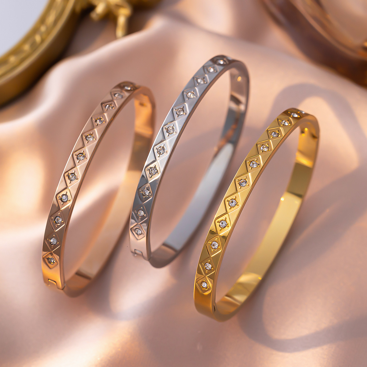 Luxury High-End Full Diamond Rhombus Titanium Steel Clasp Bracelet For Women Fashion Versatile Starry Sky Exquisite Non-Fading Wristband