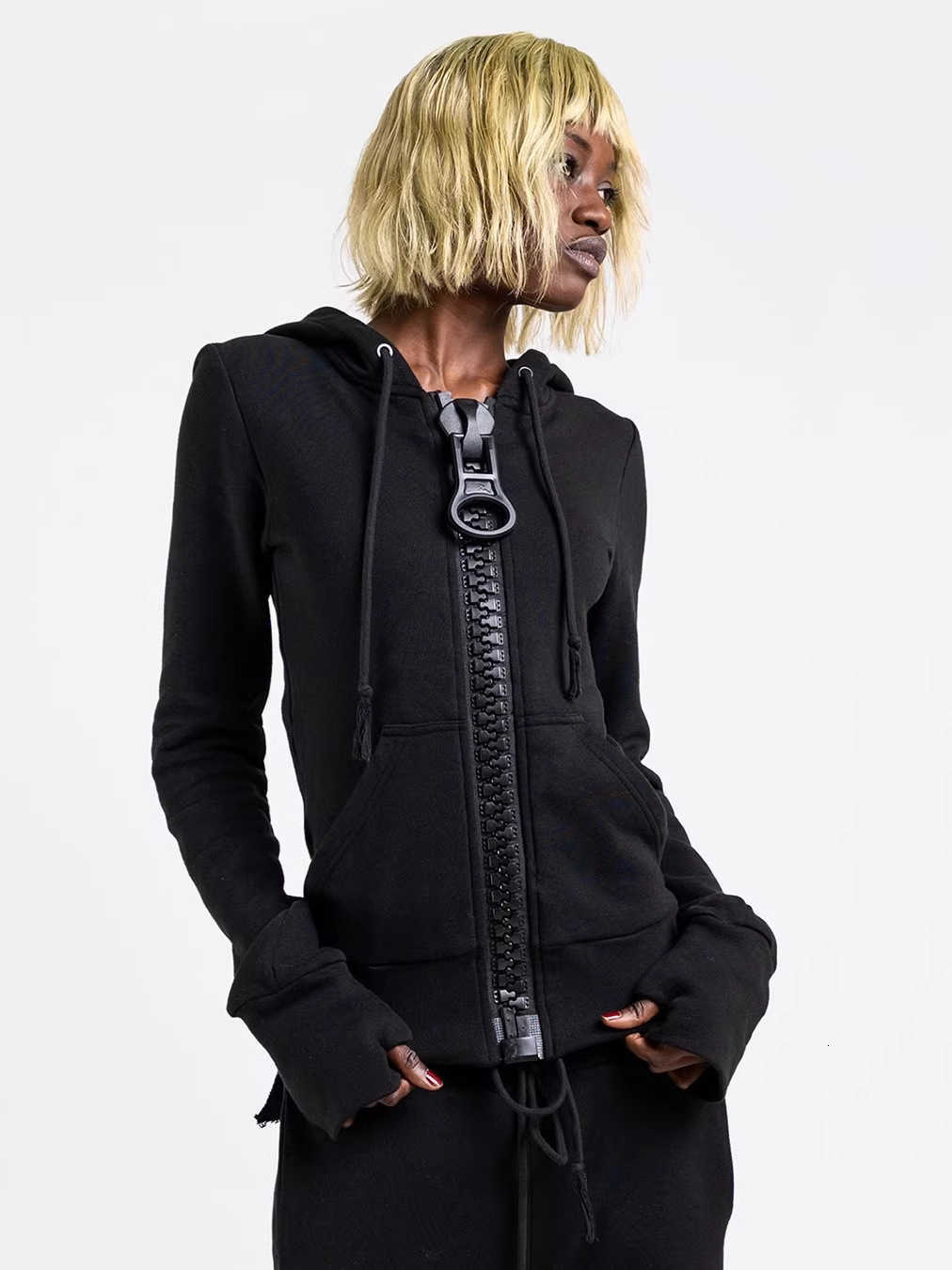 A stylish large-zipper color-blocked slimming hoodie in a casual solid color W261013