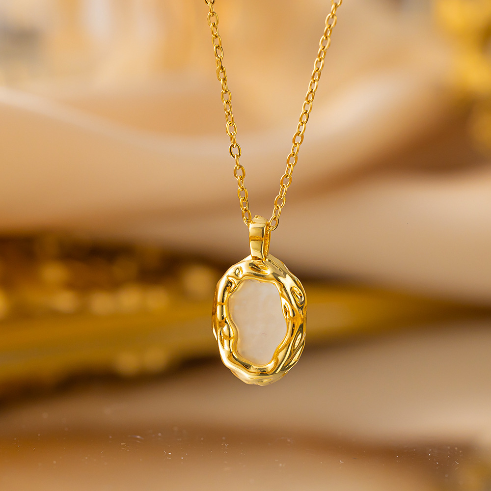French Style Irregular White Shell Titanium Steel Necklace For Women Versatile Elegant Vintage Collarbone Chain Light Luxury High-End Feel Temperame