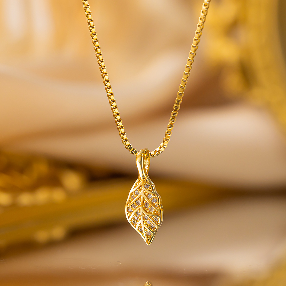 Sparkling Titanium Steel Necklace For Women, Light Luxury Niche High-End Style, Popular One-Leaf Fortune Collarbone Chain, Exquisite Leaf Design