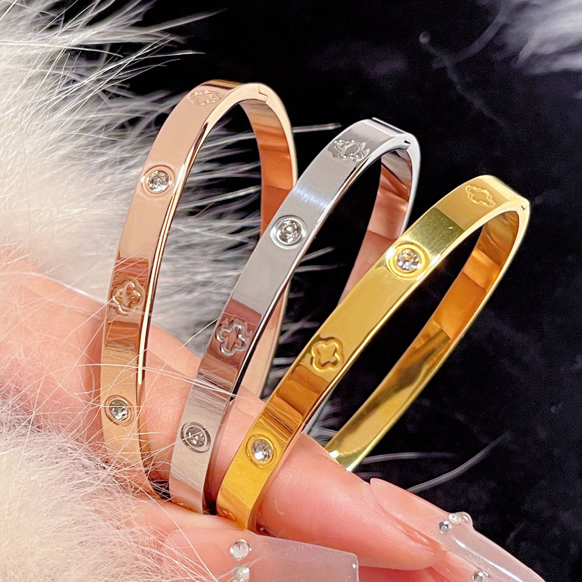 European American Ins-Style Full-Diamond Four-Leaf Clover Titanium Steel Bracelet For Women, Light Luxury Fashion With A High-End Feel And Exquisite