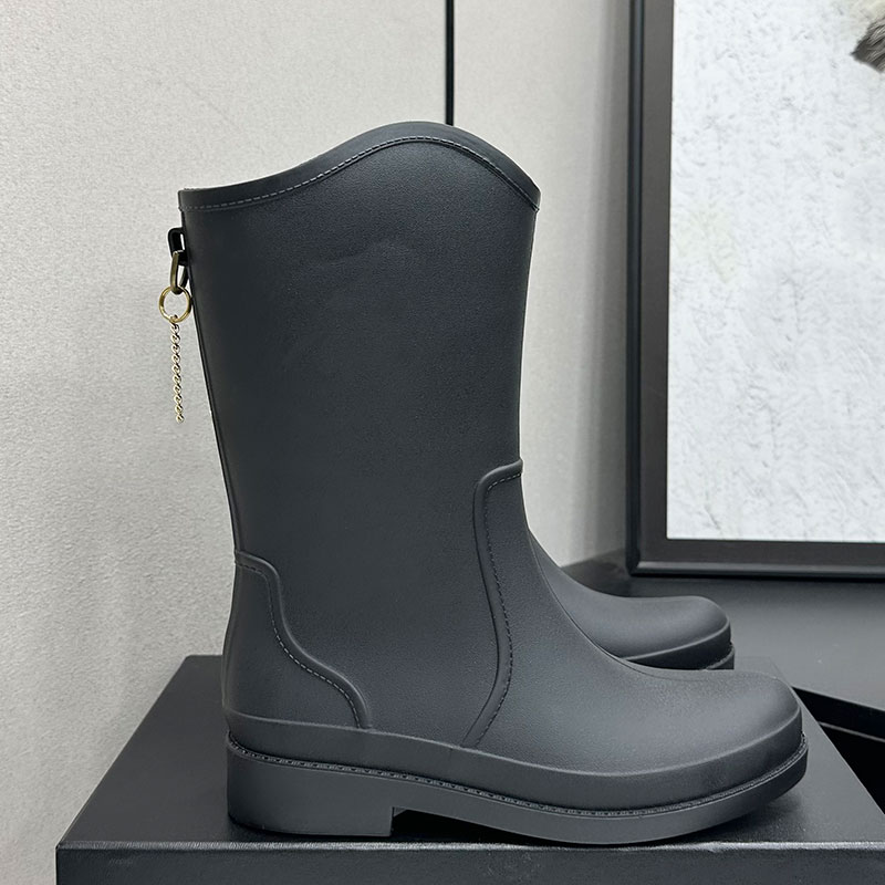 Designer Knee High Anti Slip Rain Boots Top version Womens Waterproof platform sole Boot Ladie New Letter Chain Decorative rain boots Rubber Outsole