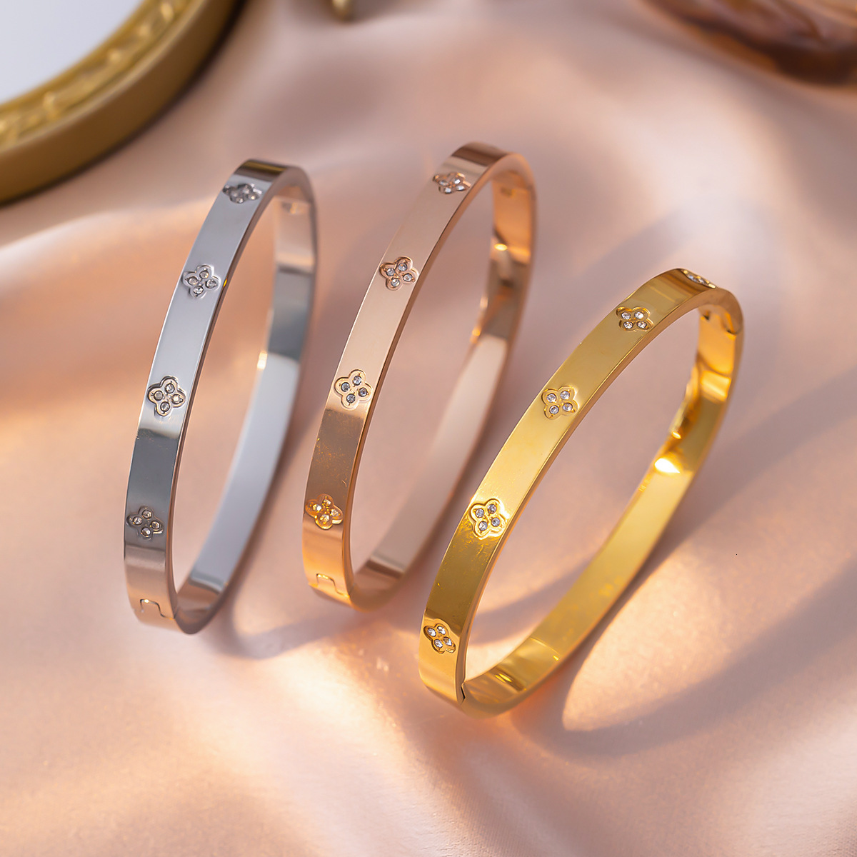 French Style Light Luxury Four-Leaf Clover Inlaid Diamond Titanium Steel For Women Fashion Versatile High-End Sense Elegant Clasp Bracelet Non-Fadin