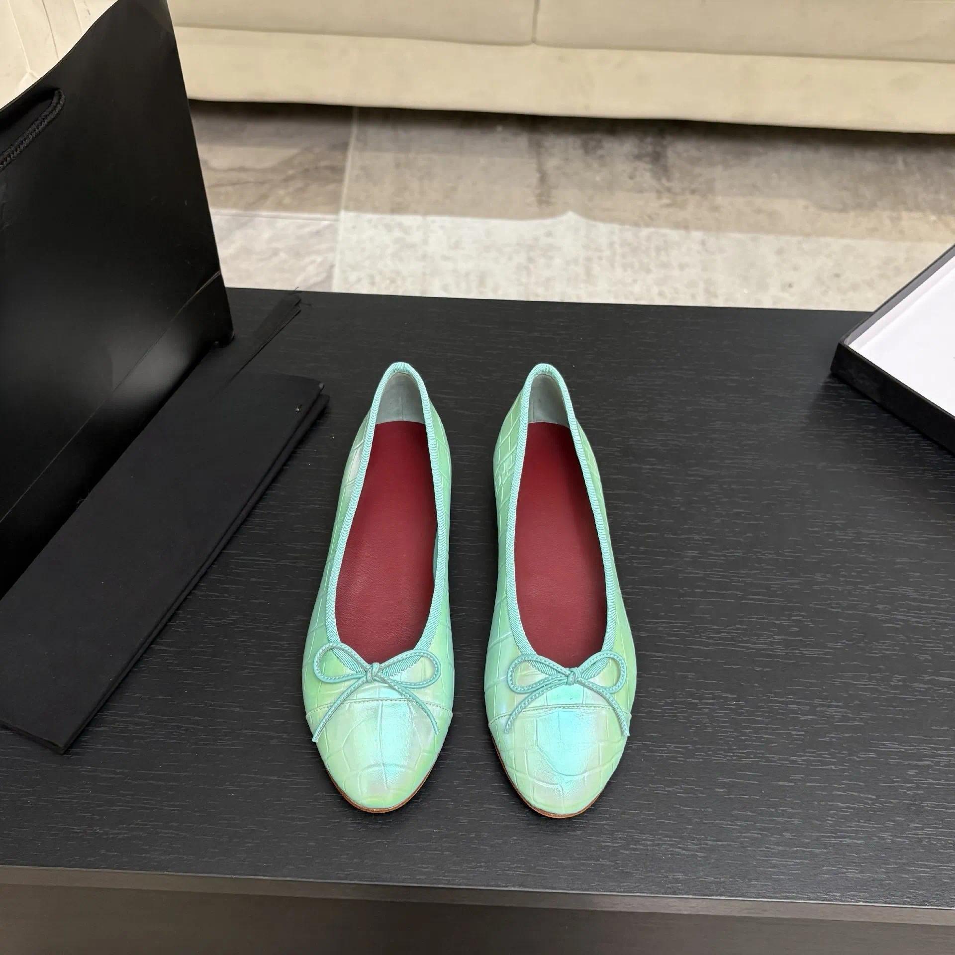 Ballerine in pelle con punta tonda Ballerine di moda da donna di design di lusso Slip on Sandali semplici Scarpe eleganti basse da donna Suola in cu