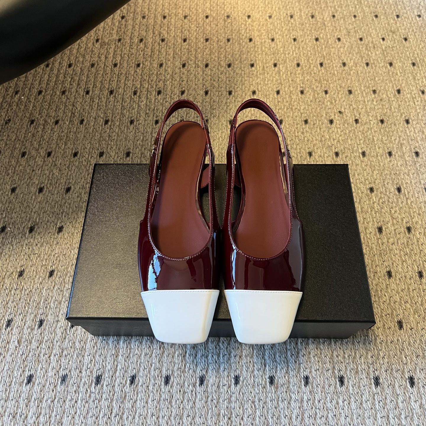 Sandali piatti slingback da donna bicolore con punta quadrata in pelle di pecora verniciata, fodera in pelle di agnello, suola in vera pelle, calzat