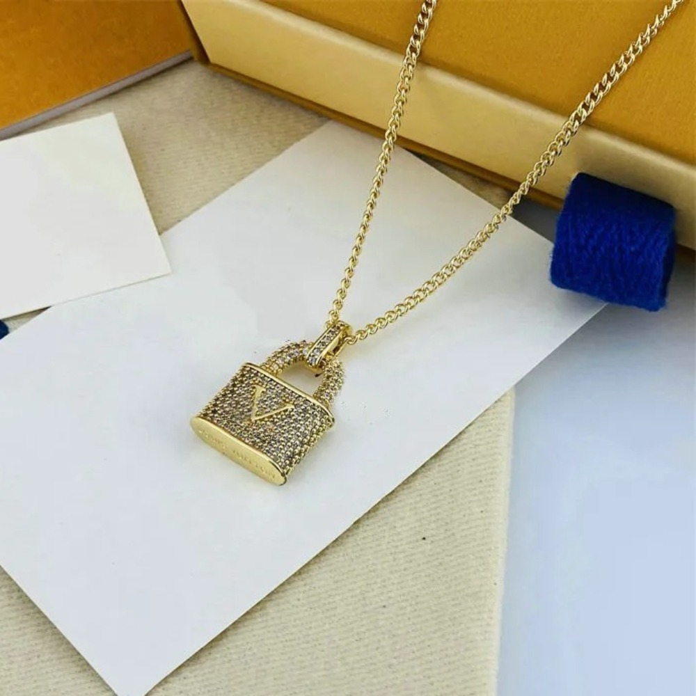 Colliers de créateurs Lettre Cristal Pendentif Bijoux De Luxe Cuivre Diamants Femmes Collier Chaîne Pendentif Cadeaux De Mariage