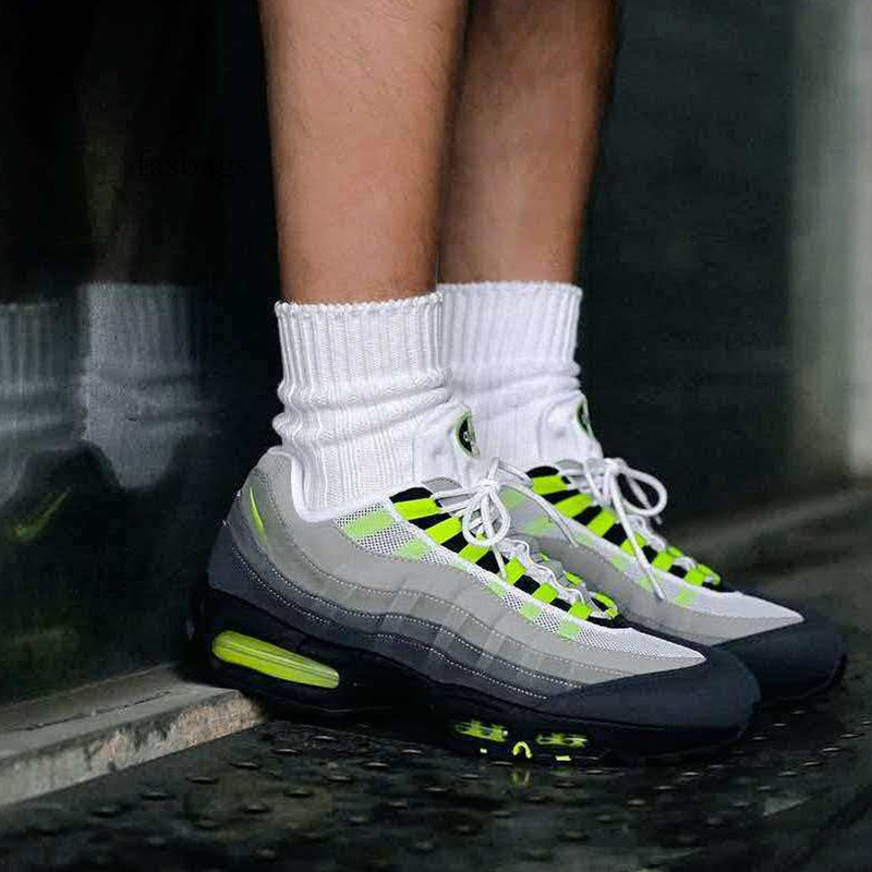 2026 95 OG Mens Ouro Running Shoes Bred Gym Laser Red Fuchsia Gradient Branco Classic Blue Black Men Sports Sneakers