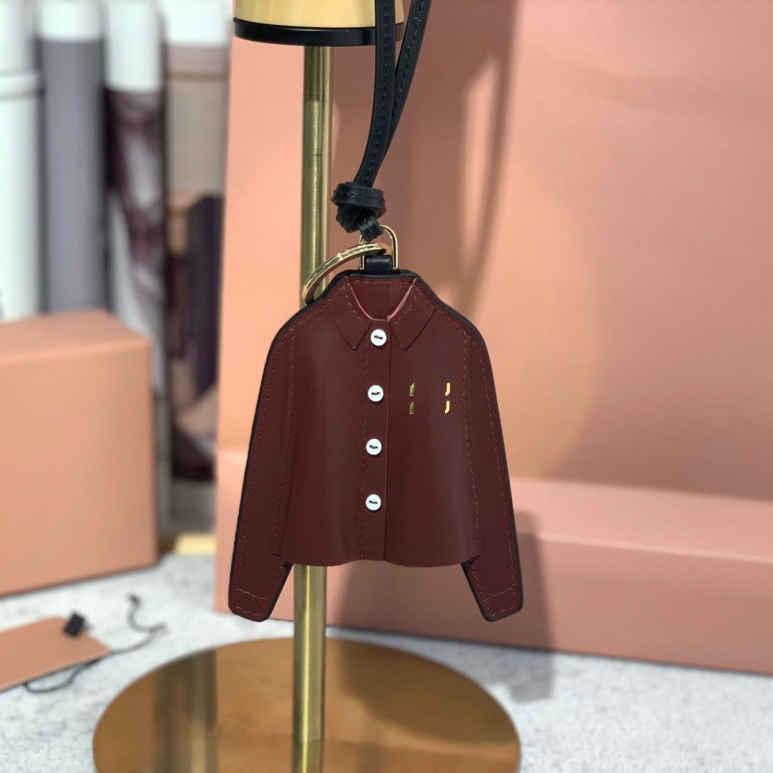 Luxury designer Fashion Creative Mini Shirt Shape Leather Bag Charm Keychain Cute Shirt Pendant Key Ring for Women Handbag Decor Luxury Style Car Ke