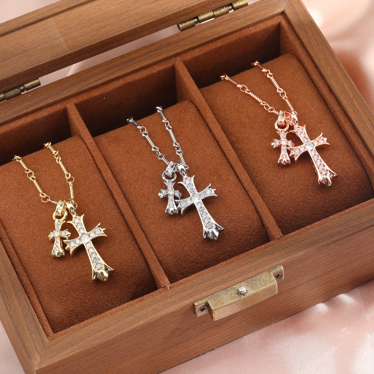 Collier Vintage Double croix transfrontalière pour Couple européen et américain, pendentif Simple haut de gamme en diamant complet pour femmes
