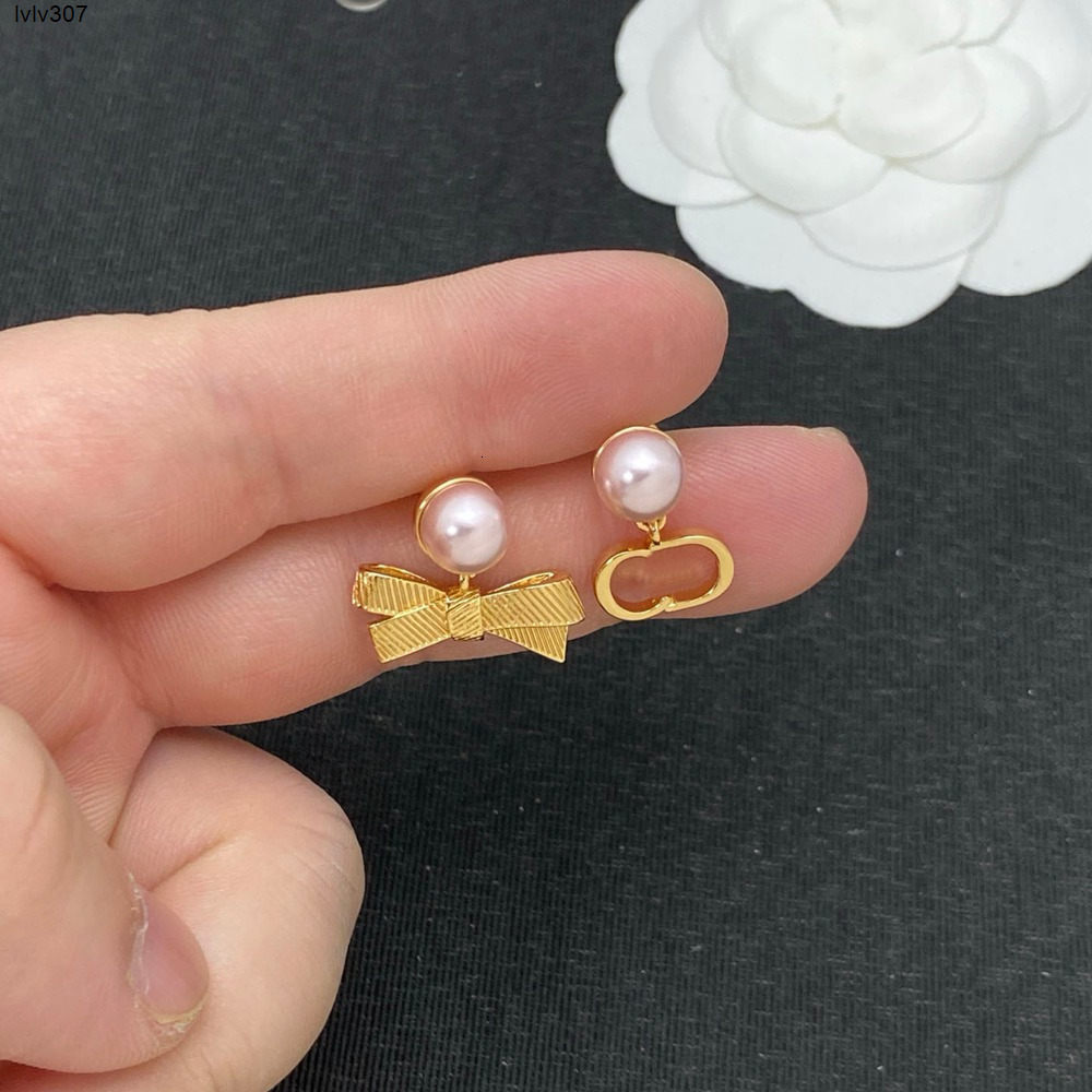Stud New Arrival Brand Women Asymmetric Pearl Dangle Earrings Gold Tone Bow Letter Pendant Drop Earrings Elegant Party Dating Jewelry Gift for Ladie