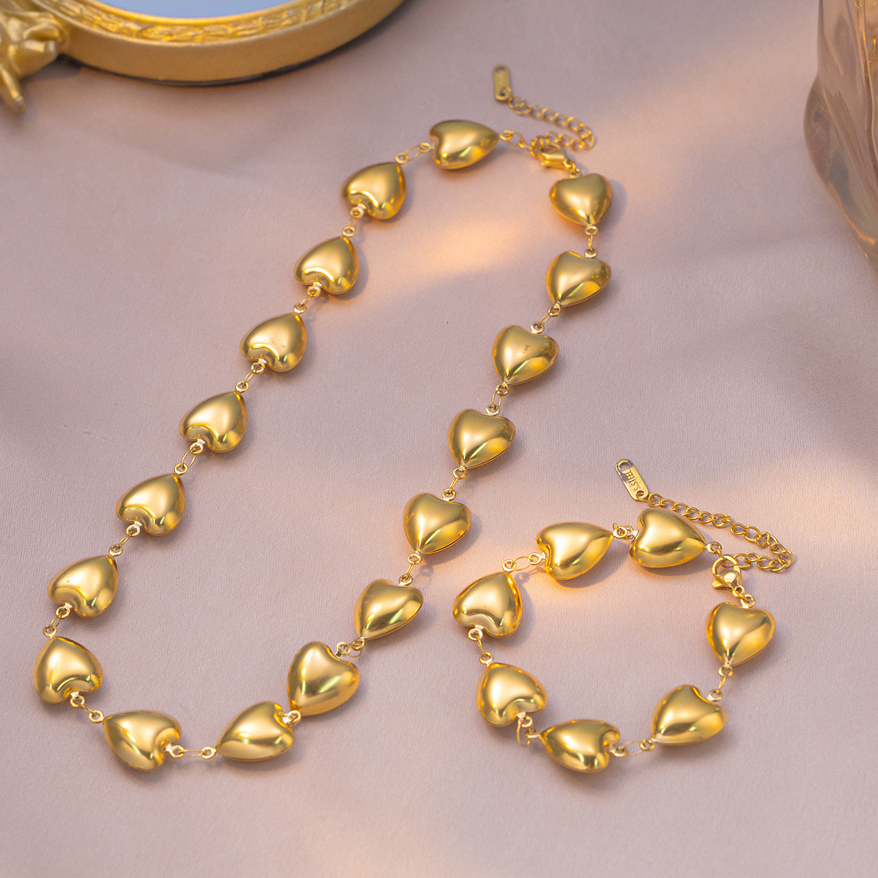 Cross-Border European American Hollow Geometric Smooth Heart-Shaped Titanium Steel Necklace, A Fashionable Elegant Clavicle Chain, New And Popular S