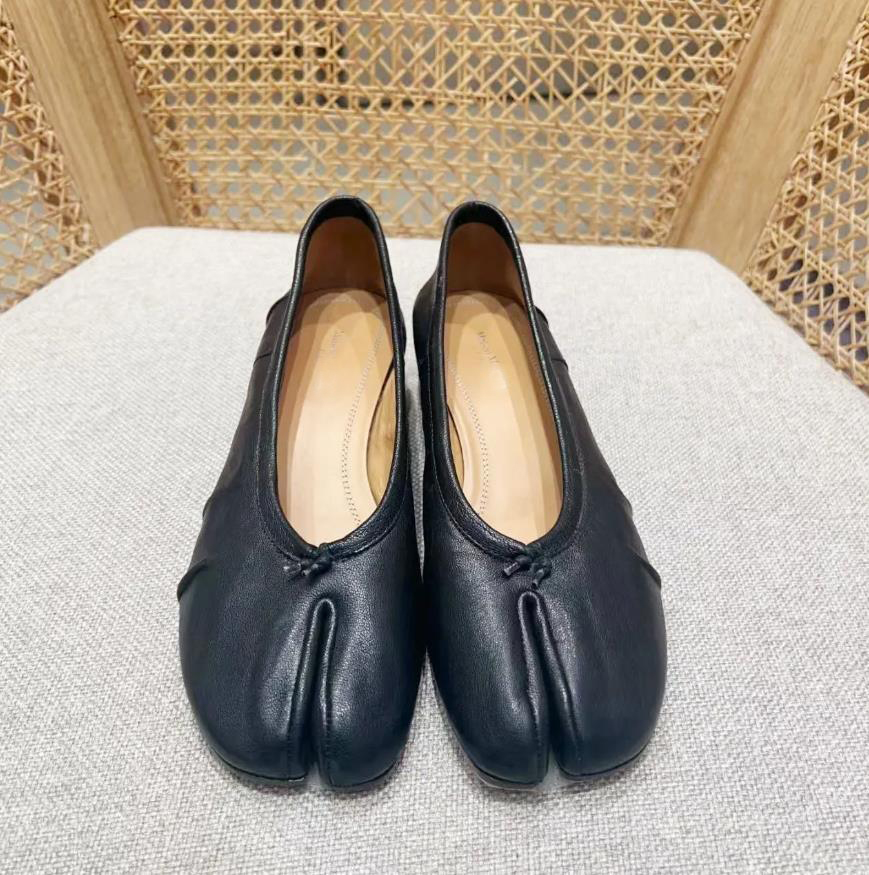 Classic women's split-toe Mary Janes flats in the Maison Tb crafted from black genuine leather blending elements of ballet flats and loafers sh