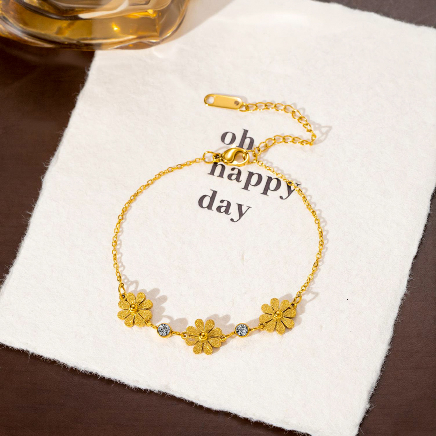 Exquisite Sweet Frosted Embossed Daisy Titanium Steel Bracelet For Women, Fashionable High-End, With Fresh Delicate Floral Design, A Gentle And Eleg